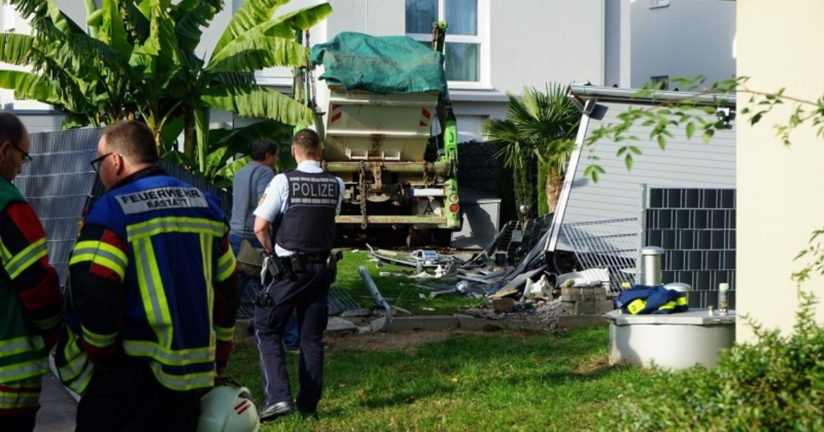 Lkw kollidiert in Rastatt mit Hauswand: Fahrer eingeklemmt