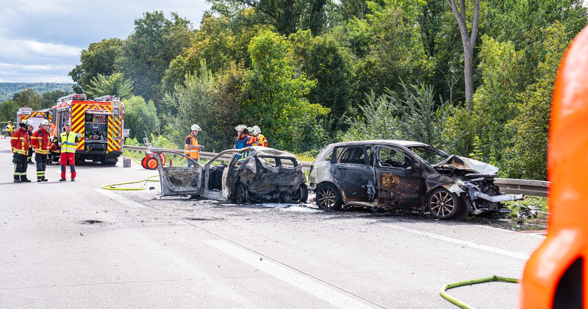Zwei Autos brennen nach schwerem Unfall auf der A5 bei Karlsruhe ...